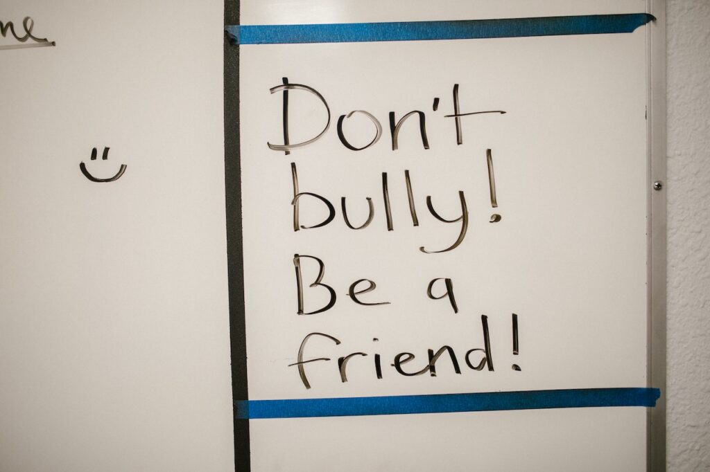 Tabla scolii cu un mesaj pentru elevi. Să nu mai fim bully! Să fim prieteni!